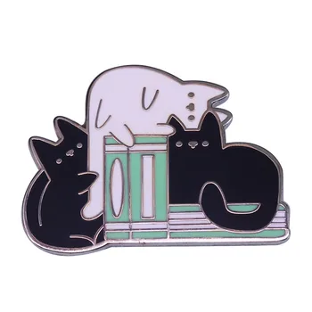 Kawaii Siyah Beyaz Tembel Kediler ve Kitaplar Sert Emaye Pin Süper Sevimli Hediye Edebi Booknerd